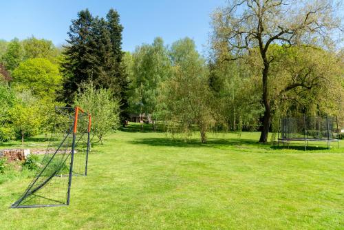 Chalet bord de rivière, 7500 m2 de nature (Chalet bord de riviere, 7500 m2 de nature) in Nuille-sur-Vicoin