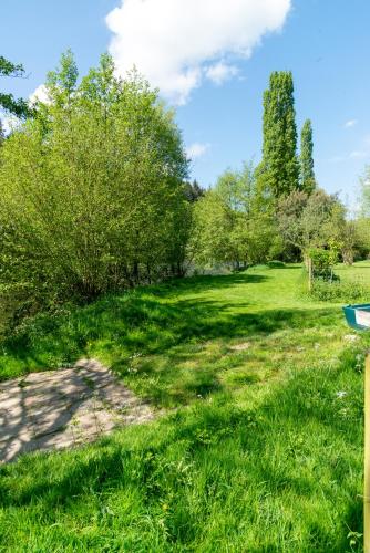 Chalet bord de rivière, 7500 m2 de nature (Chalet bord de riviere, 7500 m2 de nature) in Nuille-sur-Vicoin