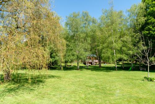Chalet bord de rivière, 7500 m2 de nature (Chalet bord de riviere, 7500 m2 de nature) in Nuille-sur-Vicoin