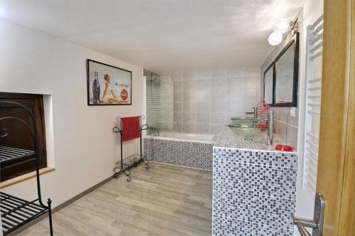 Vannas istaba, L'art des Clés - Villa en pierre avec piscine privée (L'art des Cles - Villa en pierre avec piscine privee) in Pont-de-Labeaume