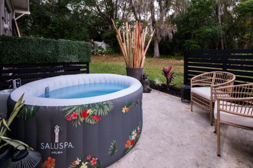 Сад, Brooksville In-town Mid Century -Sleeps 8 - Hot Tub Cabot Citrus Golf Course 11 miles in Бруксвил (Флорида)