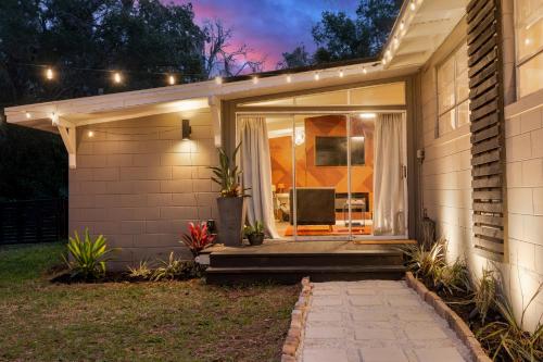 Brooksville In-town Mid Century -Sleeps 8 - Hot Tub Cabot Citrus Golf Course 11 miles in Бруксвил (Флорида)
