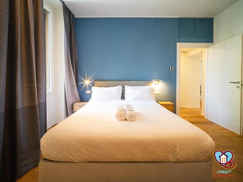 Emmeloft I Full Moon - Modern Bright Mood Milan