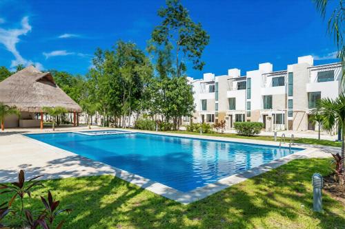 Stylish & bright contemporary 3BD I Pool!