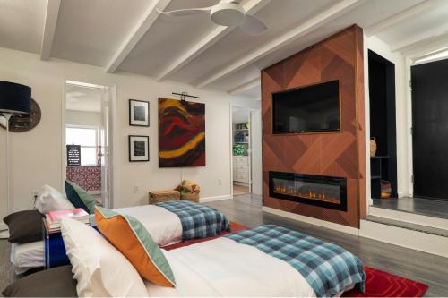 Общая зона отдыха/ТВ, Brooksville In-town Mid Century -Sleeps 8 - Hot Tub Cabot Citrus Golf Course 11 miles in Бруксвил (Флорида)