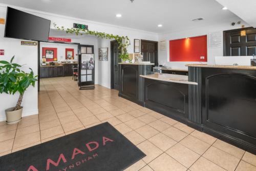 Előcsarnok, Ramada by Wyndham Ontario in Ontario