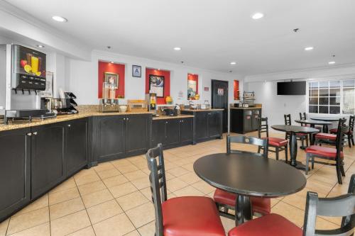 Ételek és italok, Ramada by Wyndham Ontario in Ontario