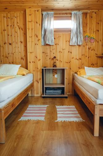 2 twin beds