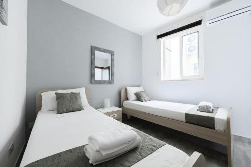 F7 Room 2, Private Bedroom two single beds shared bathroom in shared Flat, Msida