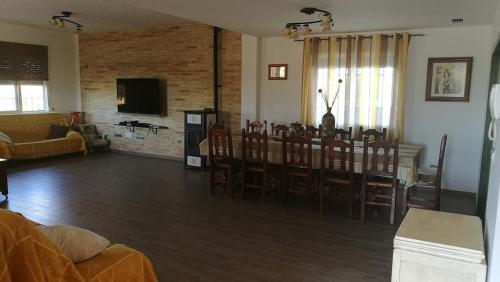 Casa accesible de campo muy grande, con piscina y pistas in Paraje La Matanza