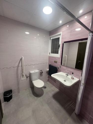 Casa accesible de campo muy grande, con piscina y pistas in Paraje La Matanza