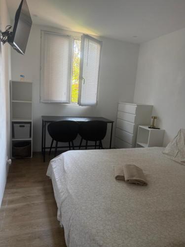 Location in private security residence with free parking, 6 min to Nice center, 1 min for all transports available