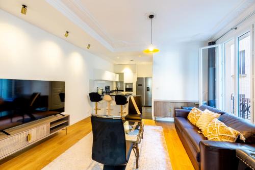 Elegant 2BR - Sleeps 6 - Steps from Arc de Triomphe
