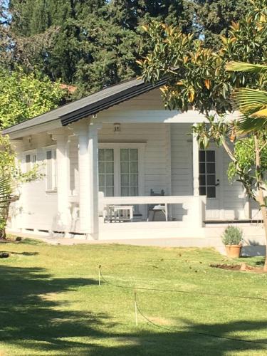 A hidden Paradise - charming chalet with 2,400m2 garden, 5 minutes from the beach in Estepona