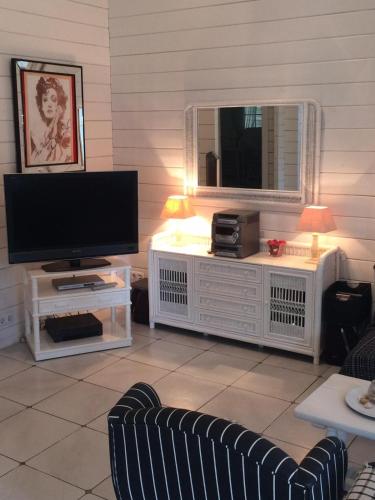 A hidden Paradise - charming chalet with 2,400m2 garden, 5 minutes from the beach in Estepona