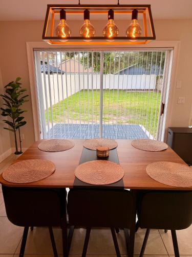 Stylish Home - Sleeps 8 - Near Disney and Universal in Ocoee