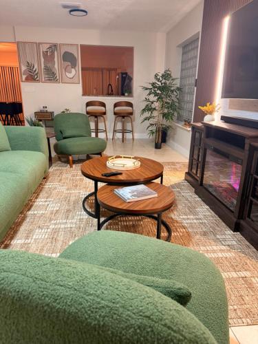 Stylish Home - Sleeps 8 - Near Disney and Universal in Ocoee