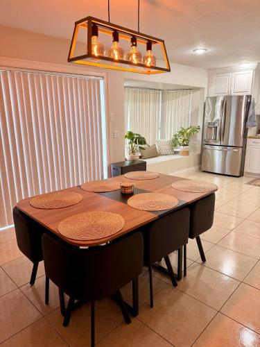 Stylish Home - Sleeps 8 - Near Disney and Universal in Ocoee