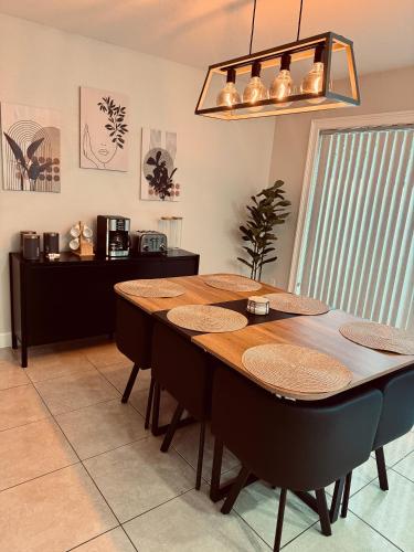 Stylish Home - Sleeps 8 - Near Disney and Universal in Ocoee