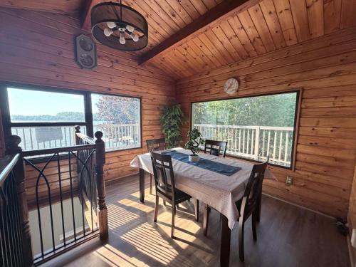 Cozy Lakeside Cottage in 奧梅米