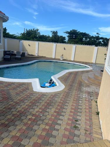 Bassein, Plantation Villa with Pool-5-Min Walk to Plantation Cove in Plantation Village
