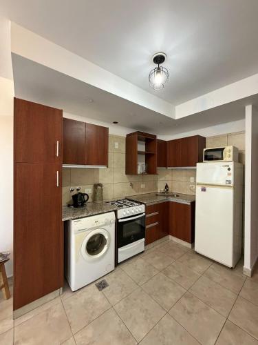 Moderno departamento con balcón y parrilla