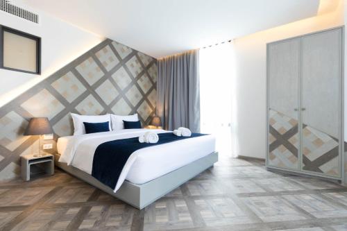 Premier Corner King Room