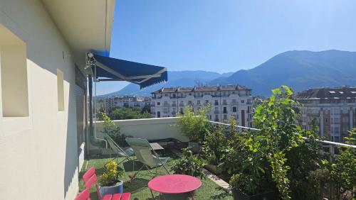 Terrasse et vue à 2 minutes de la gare