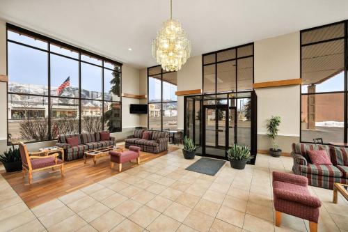 Lobby, Days Inn & Suites by Wyndham Logan in Logan (UT)