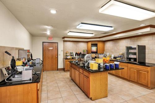 Restaurant, Days Inn & Suites by Wyndham Logan in Logan (UT)