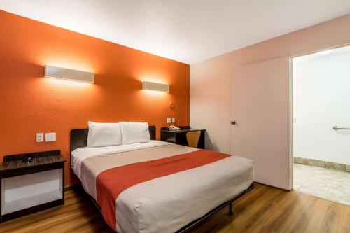 Motel 6-Garland, TX - Dallas The 2-star Motel 6 Dallas - Garland offers comfort and convenience whether youre on business or holiday in Garland (TX). The hotel offers a high standard of service and amenities to suit the individu