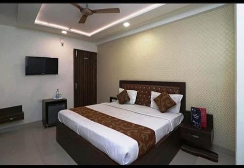 Hotel Boston Affordable Stays - #Parking #FullyAC #Best Rated Location #Modern Boutique Property - image 2