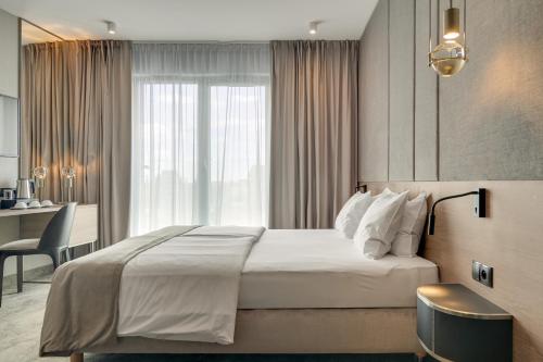 1 queen bed, 1 sofa bed