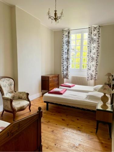 Family rooms in a castle in Normandy in Gruchet-le-Valasse