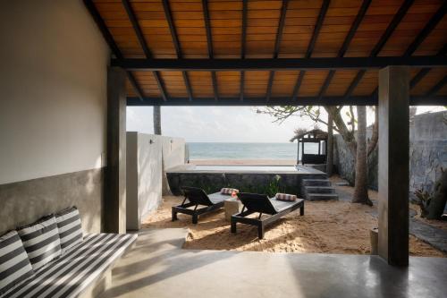 Restaurant, Red Parrot Beach Villa with privat swimming pool in Hikkaduwa