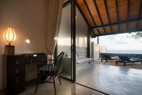 Afficher, Red Parrot Beach Villa with privat swimming pool in Hikkaduwa