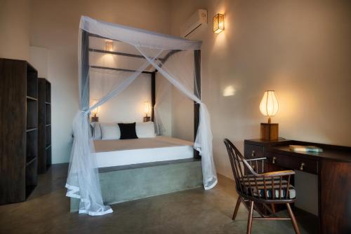Red Parrot Beach Villa with privat swimming pool in Hikkaduwa