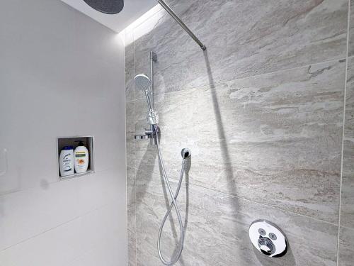 2 bedrooms, 3 beds