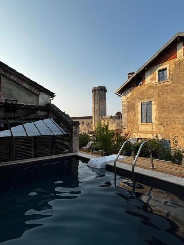 สระว่ายน้ำ, Joli gîte avec vue sur le château (Joli gite avec vue sur le chateau) in บร็องตูม