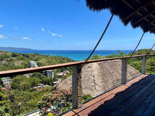 Villa JuPITER, Boracay, ocean view holiday home with pool in Diniwid