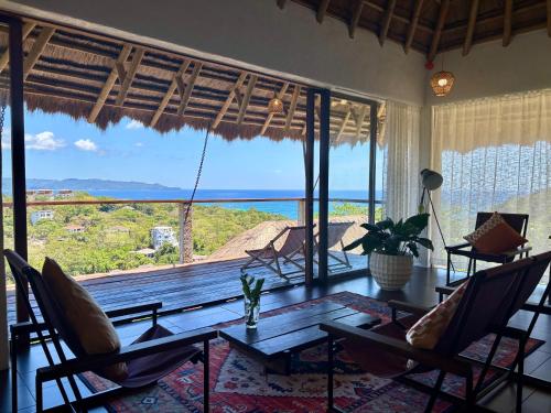 Villa JuPITER, Boracay, ocean view holiday home with pool in Diniwid