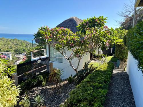 Villa JuPITER, Boracay, ocean view holiday home with pool in Diniwid