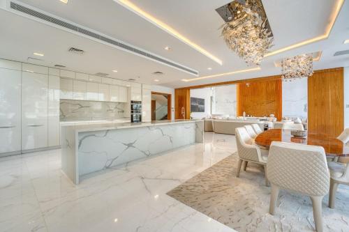 Elegant Palm Villa with Pool Private Beach Access in The Palm Jumeira