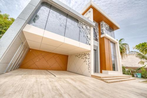 Elegant Palm Villa with Pool Private Beach Access in The Palm Jumeira