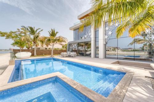 Hot tub, Elegant Palm Villa with Pool Private Beach Access in The Palm Jumeira