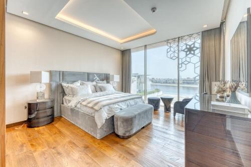 Elegant Palm Villa with Pool Private Beach Access in The Palm Jumeira