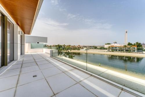 Elegant Palm Villa with Pool Private Beach Access in The Palm Jumeira