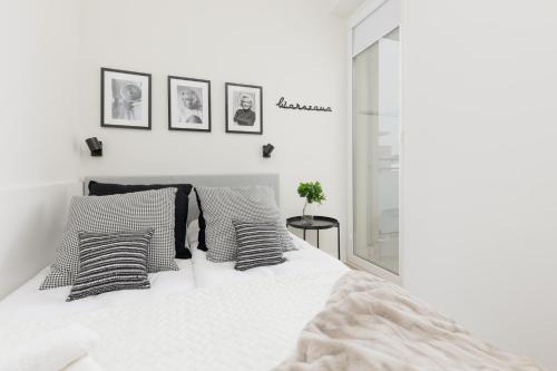 Sunny Apartment in the Center with Balcony & Air Conditioning by Noclegi Renters - image 5