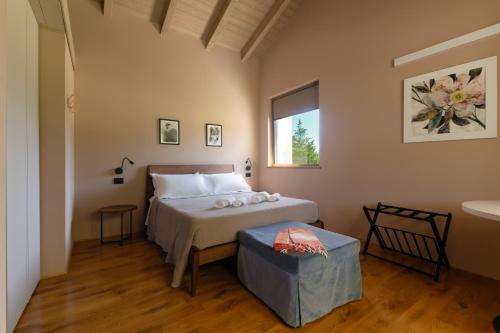 1 king bed, 1 twin bed