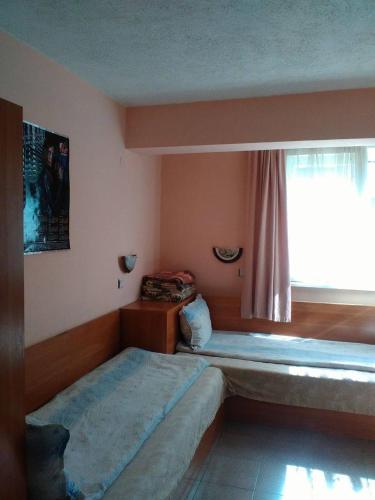 4 twin beds